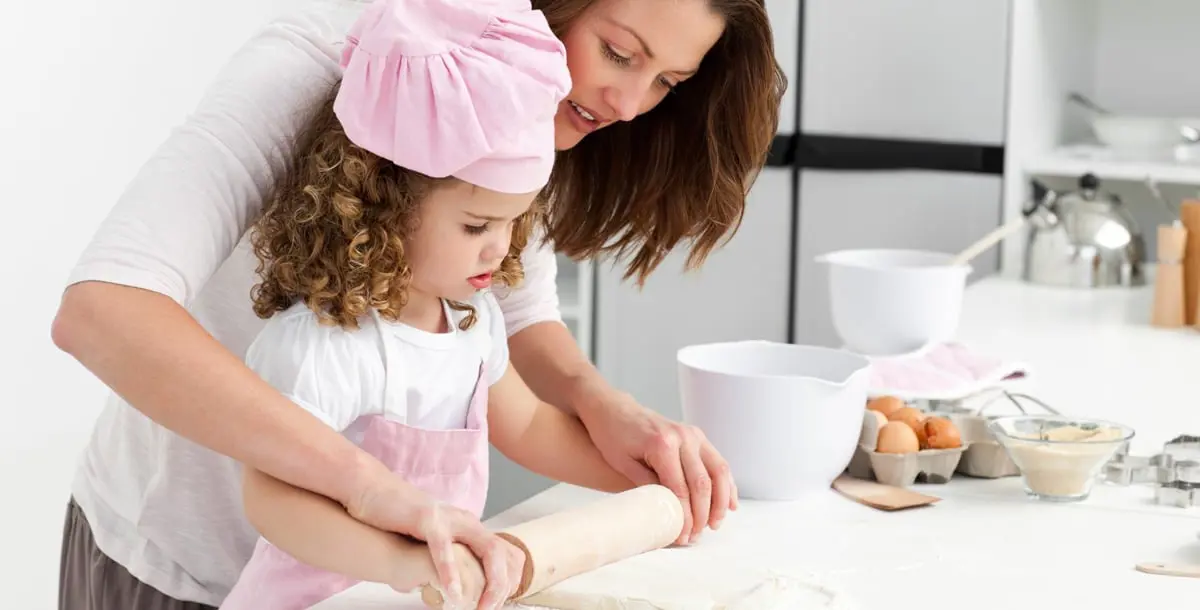 6 قواعد علميها لطفلك قبل مساعدتك في المطبخ