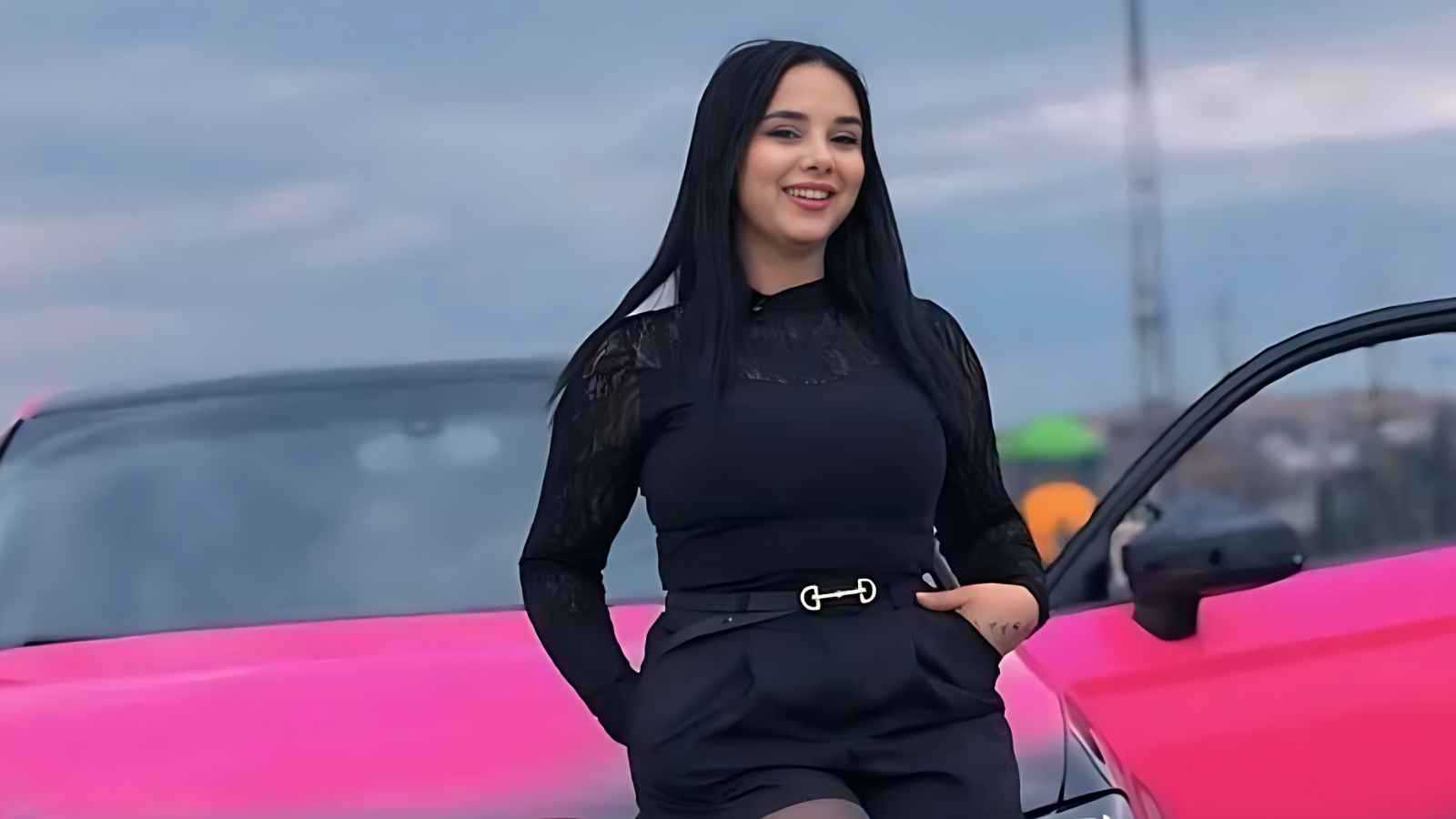 يوتيوبر تركية تنطح امرأة في الشارع بعنف وتثير الغضب