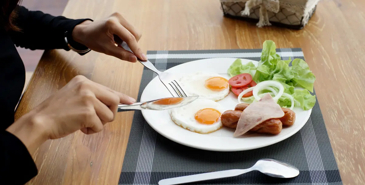 تناول البيض في وجبة الإفطار يدعم الدماغ ويقي من الخرف