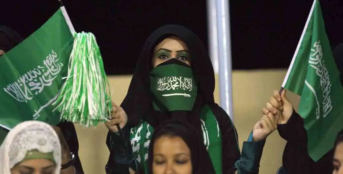 سعوديون: هل ترضى الزواج ببنت تدخل الملاعب؟.. الإجابات صادمة!