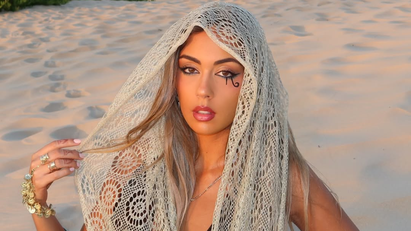 المغنية الأسترالية Isadora تكشف عن أصولها المصرية: أنا من العباسية