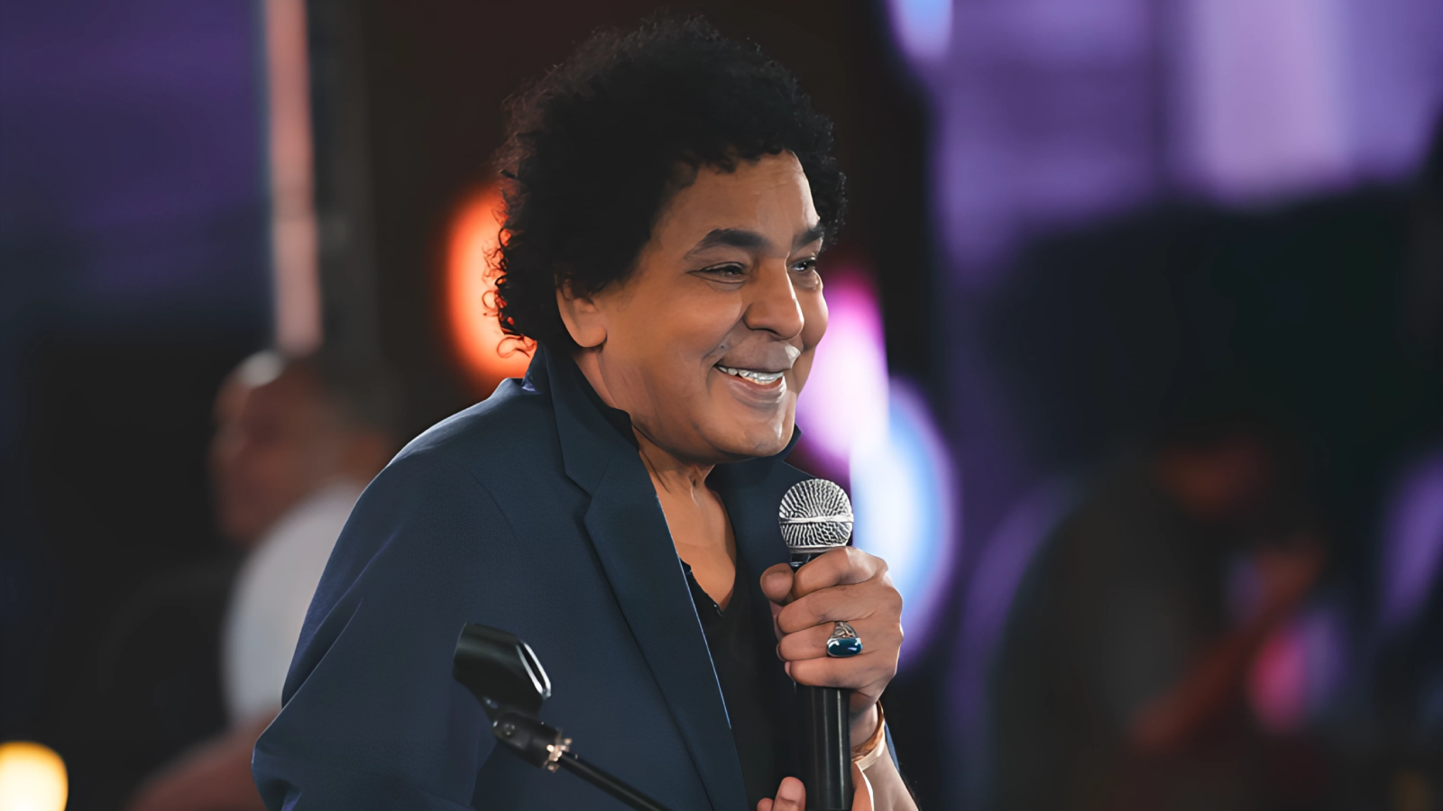 (خاص) آخر تطورات الوضع الصحي لـ محمد منير ومصير عودته للغناء