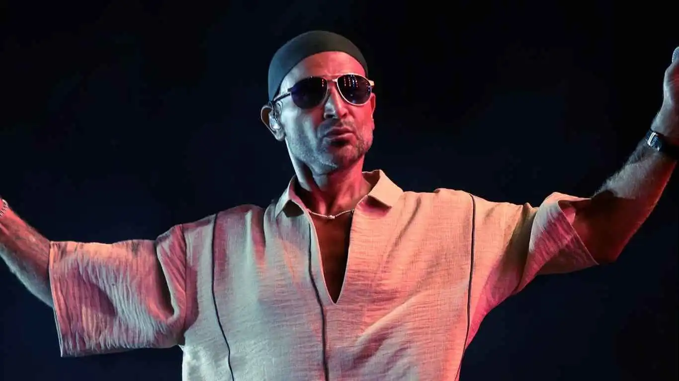 أحمد سعد يوثق لقاءه بـ سانت ليفانت ووالده ويمازحهما