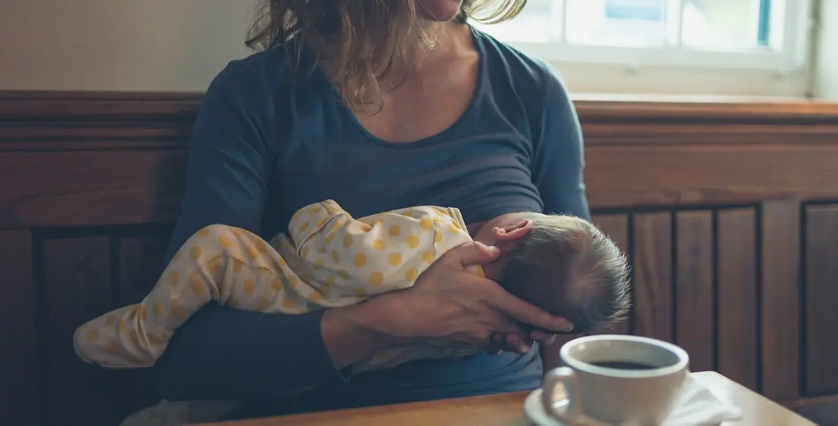 كيف يؤثر الكافيين على حليب المرأة المُرضِعة ورضيعها؟