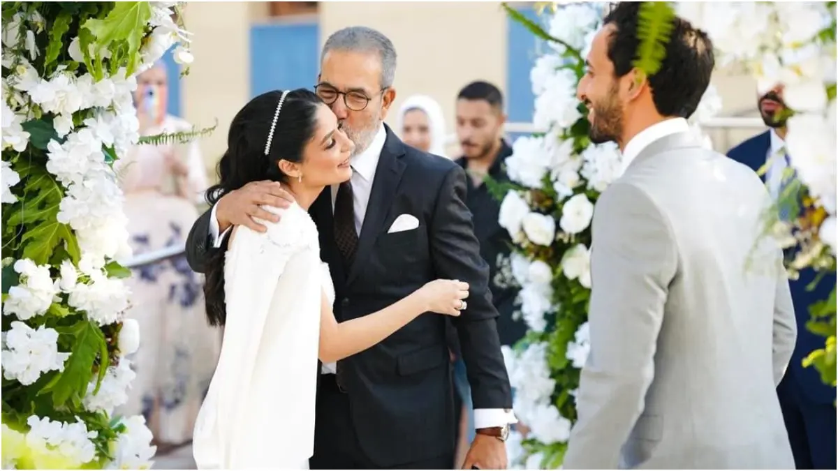 مدحت العدل يسقط أرضًا بسبب محمد رمضان في حفل زفاف ابنته