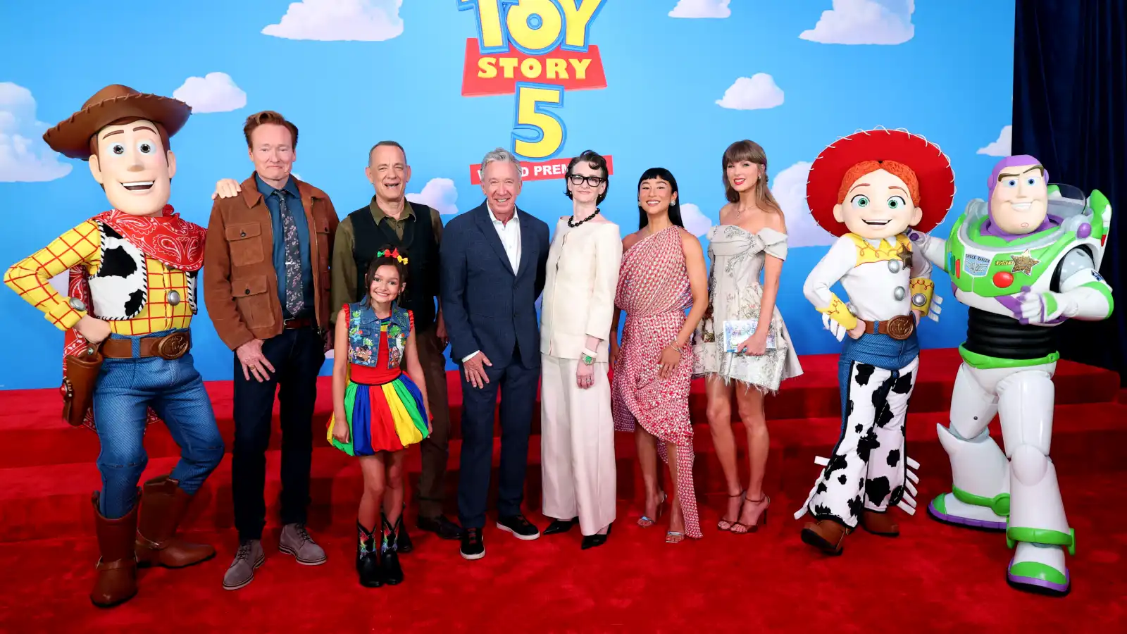 توم هانكس وتايلور سويفت خلال العرض الخاص لفيلم Toy Story 5 في لوس أنجلوس