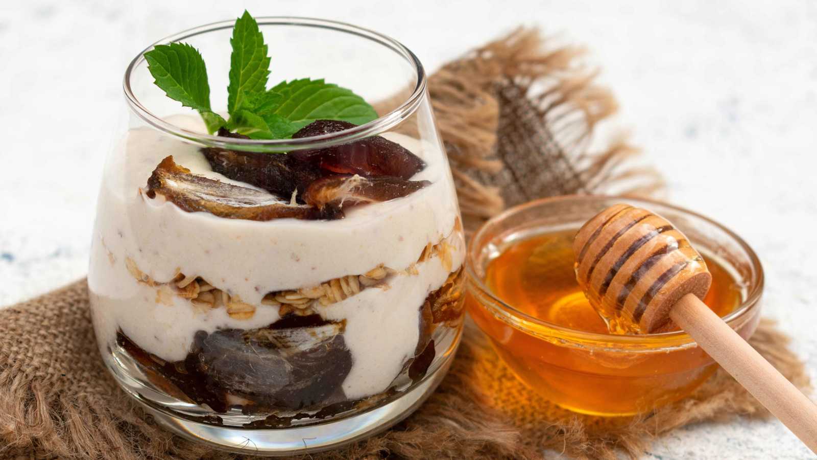 الزبادي مع التمر والغرانولا.. وجبة سحور صحية وسريعة