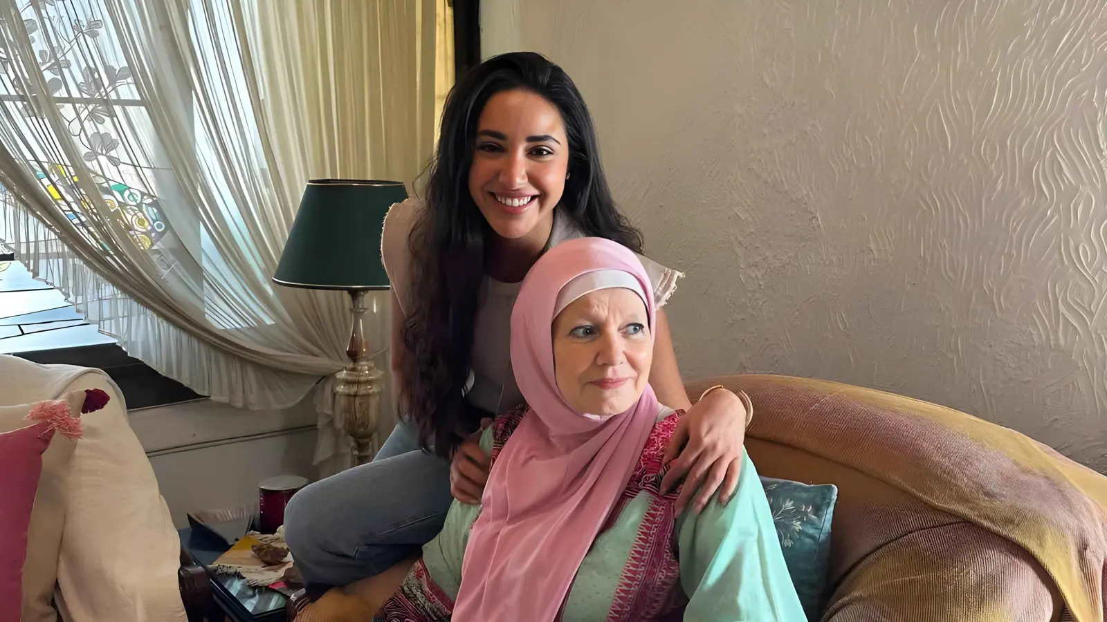 زيارة اعتذار تُنهي الخلاف بين آية سماحة ومشيرة إسماعيل