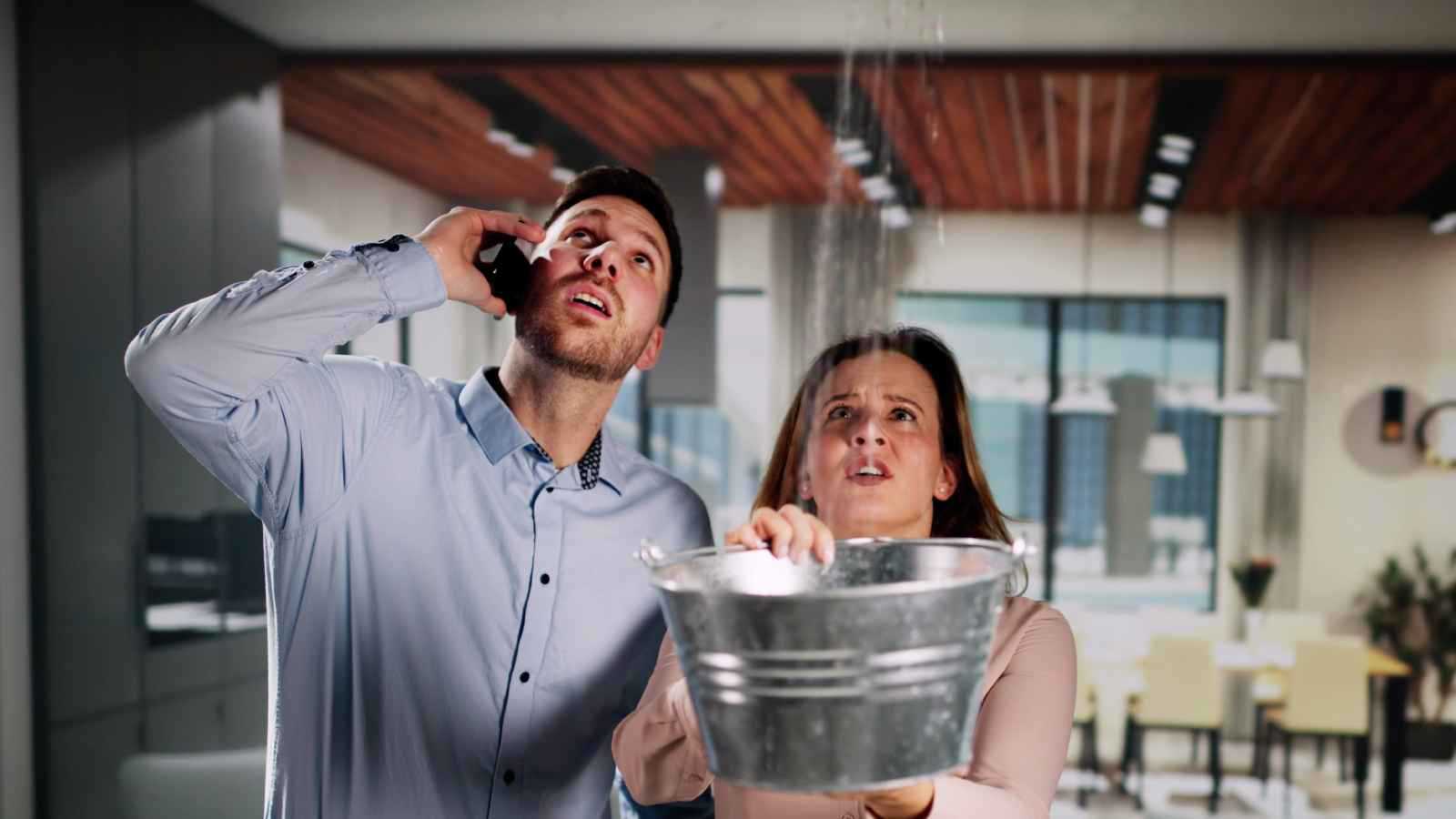 5 أسباب وراء بقع الماء على الأسقف والحلول