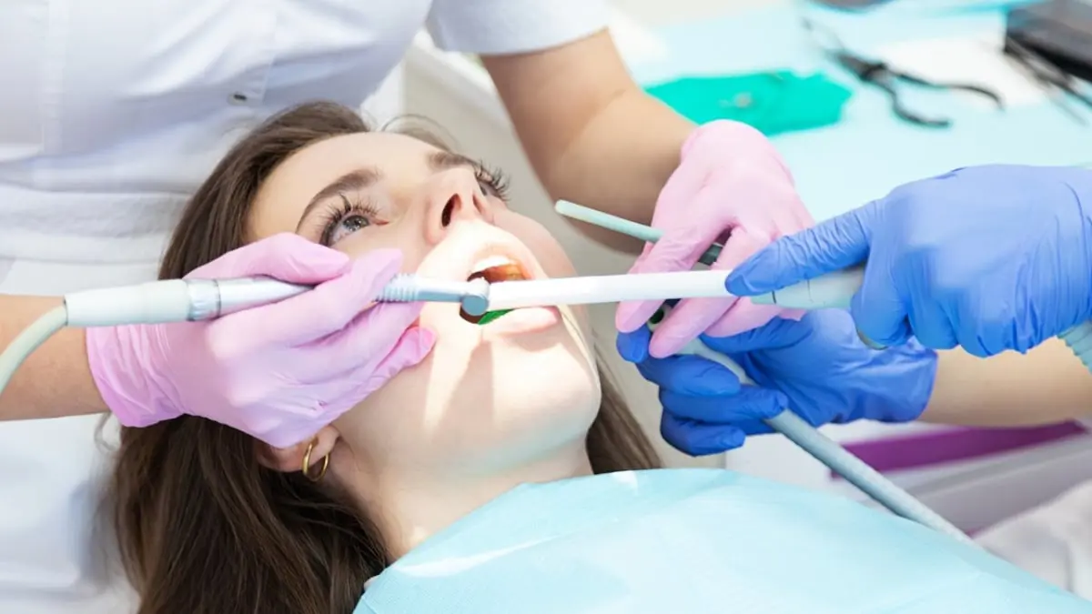 امرأة تقاضي طبيب أسنان أجرى لها 30 عملية في يوم واحد