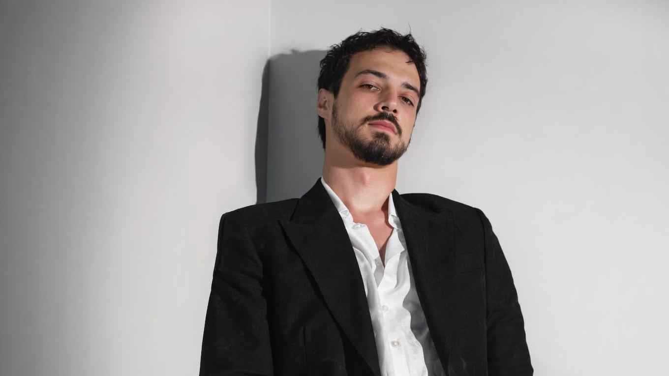نجم "المؤسس أورهان" يخطف الأنظار برفقة حبيبته