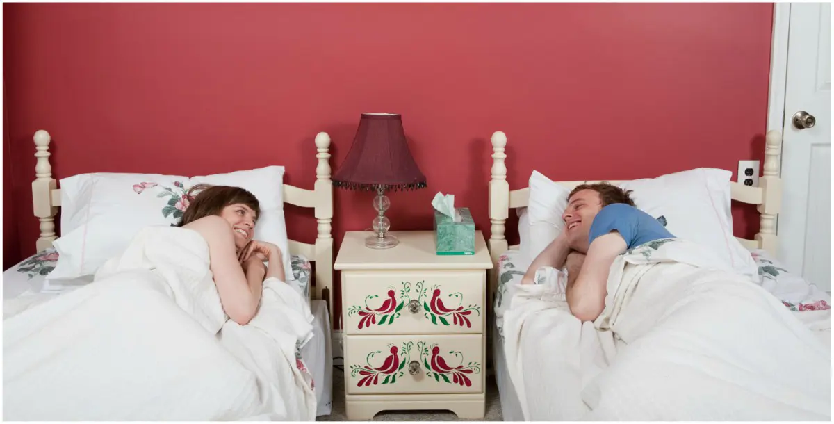لِمَ اعتاد الأزواج سابقًا على النوم في أسِرَّة منفصلة؟