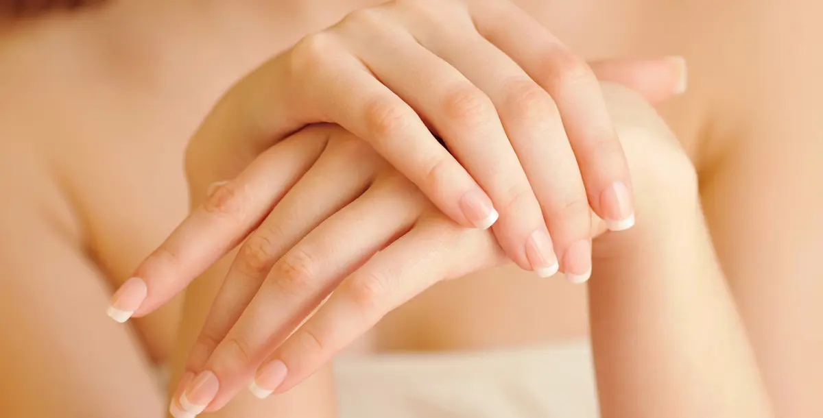 كيف تتغير بشرة يديكِ وأظافرك من العشرينيات وحتى الأربعينيات.. وكيف تحمينها؟