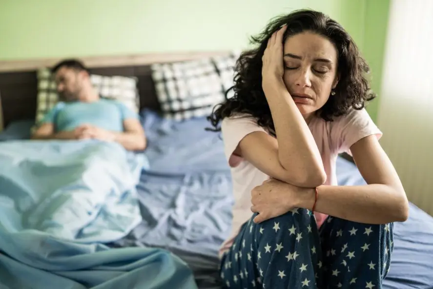 سيدة مصابة بالتهابات مهبلية