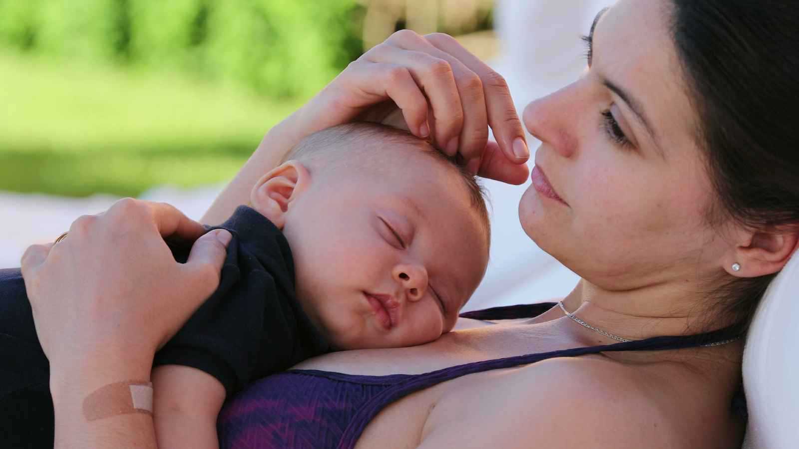 تمرّ سنوات الأمومة الأولى وكأنها فصل كامل يُكتب باسم الطفل.. تتبدّل الأولويات، وتتراجع المساحة الشخصية تدريجياً، حتى تجد كثير من الأمهات أنفسهنّ في نقطة يسألن فيها: أين أنا وسط كل هذا؟. للمزيد 