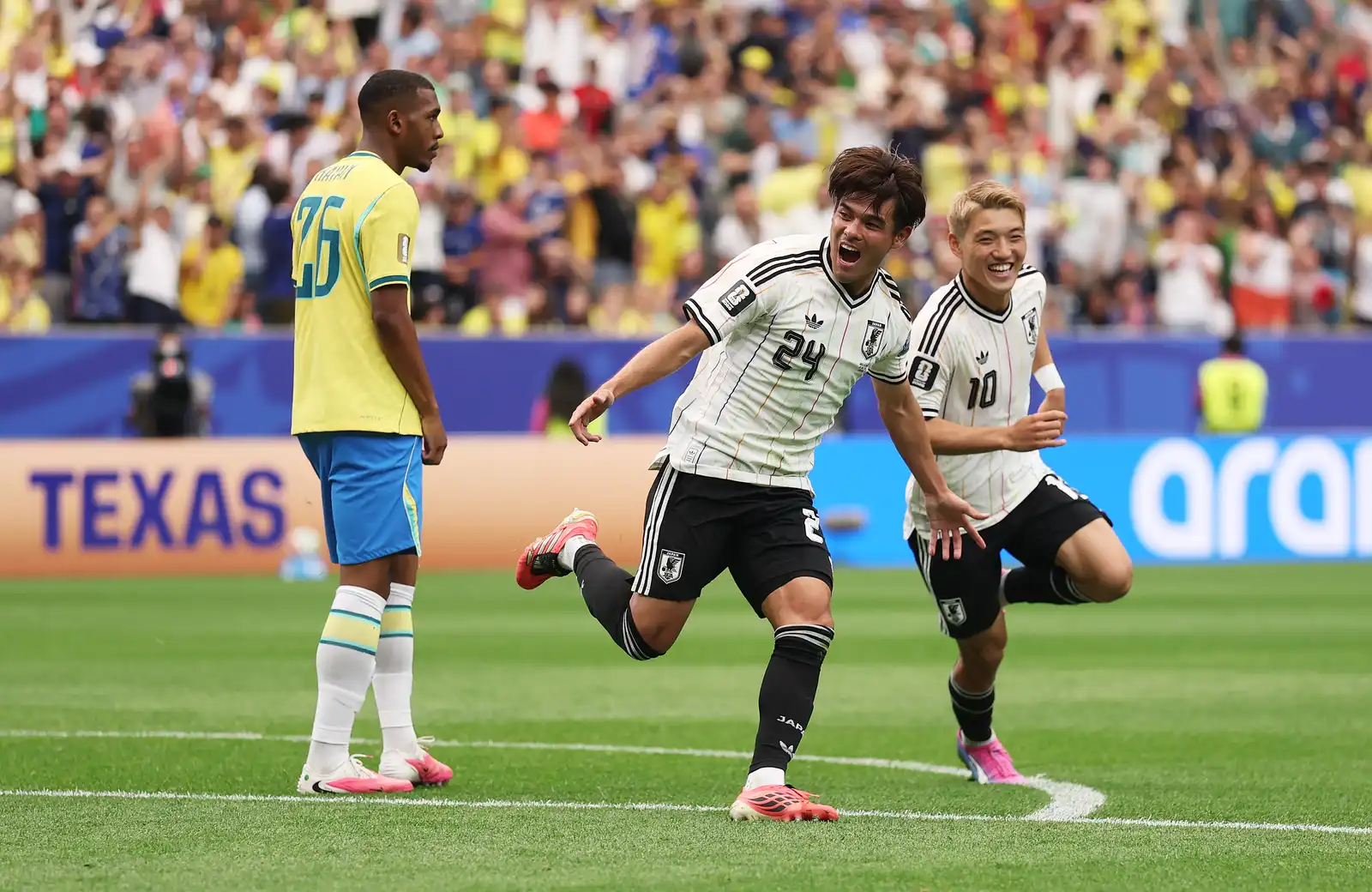 كايشو سانو، لاعب منتخب اليابان يحتفل بتسجيله الهدف الأول لفريقه في مرمى البرازيل