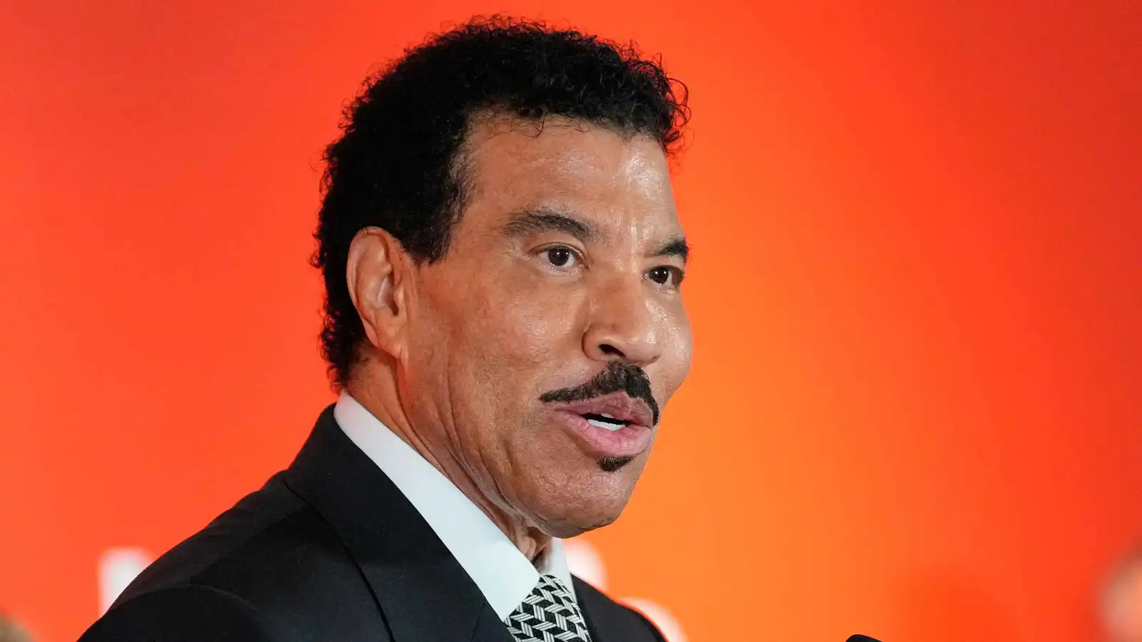 ليونيل ريتشي يطمئن جمهوره بعد أزمته الصحية