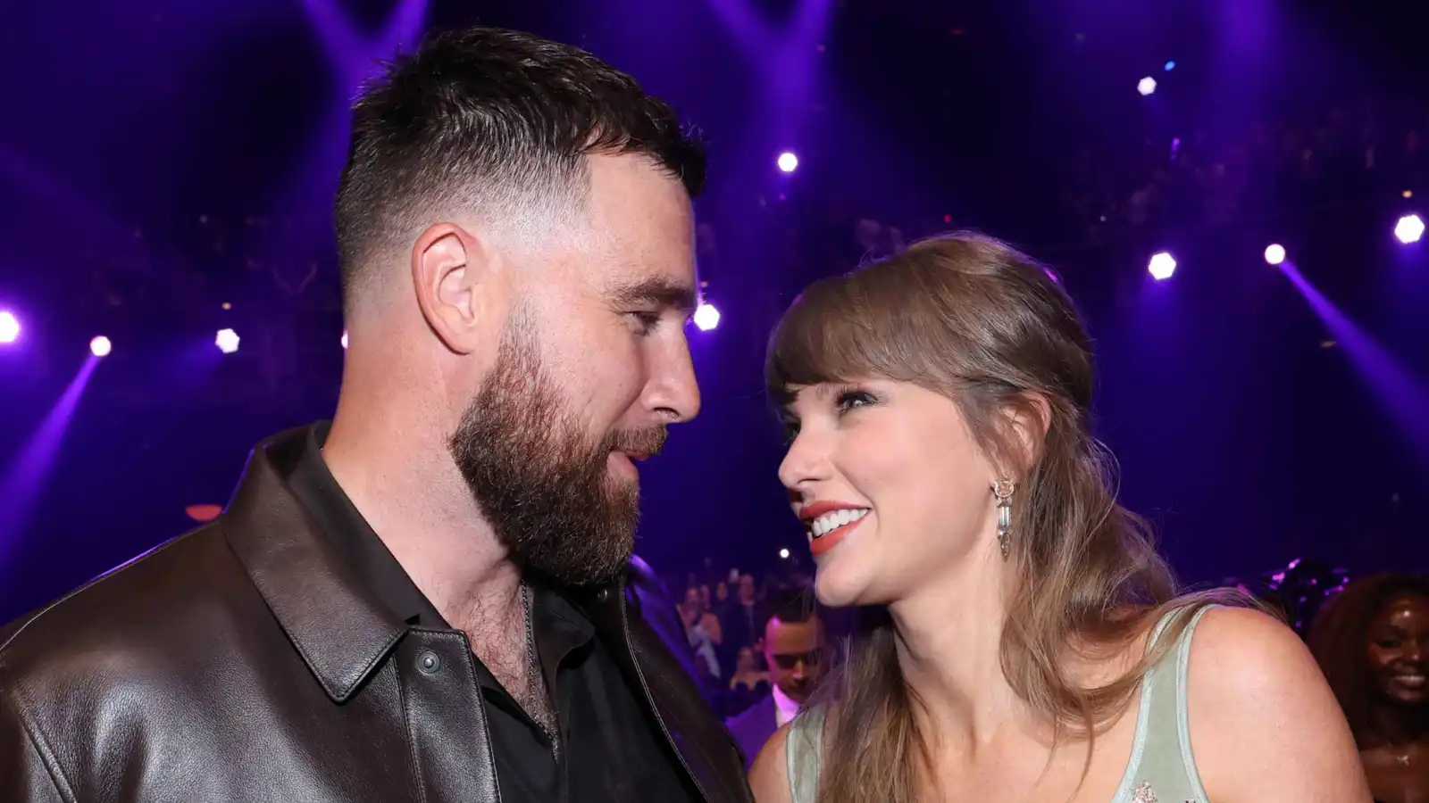 تايلور سويفت تهدي إنجازها في iHeartRadio لخطيبها ترافيس كيلسي
