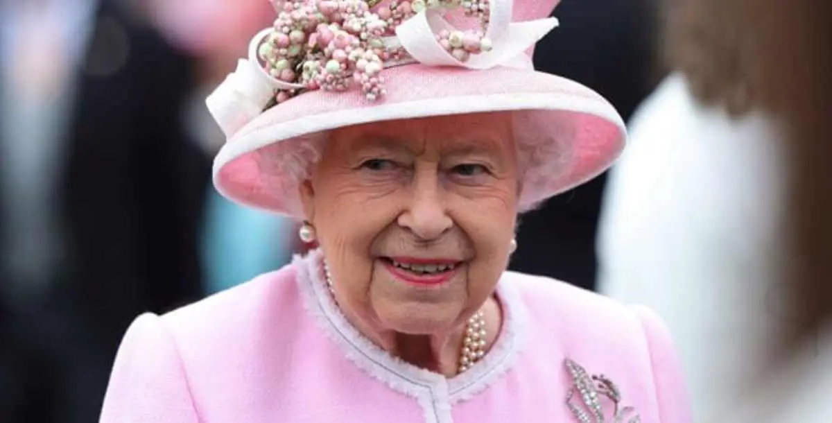 لماذا تفضل ملكة بريطانيا اللؤلؤ على المجوهرات الأخرى؟