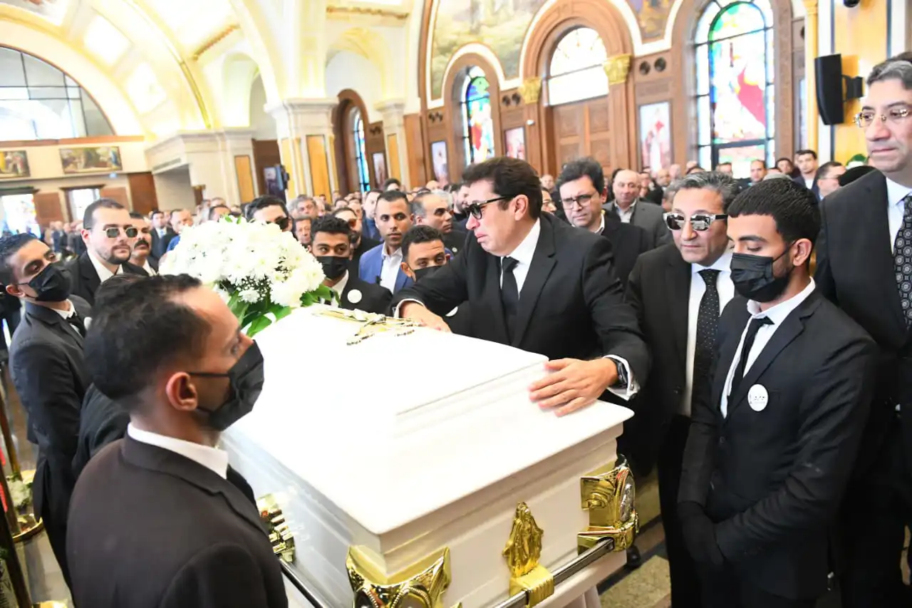 الفنان هاني رمزي خلال تشييع والدته