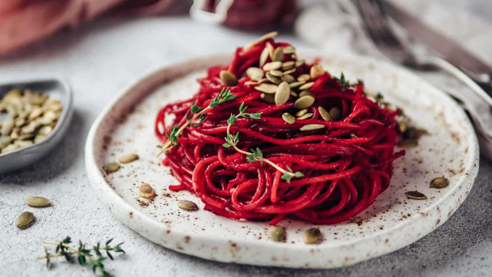 خطوات تحضير صلصة بيستو الشمندر اللذيذة 