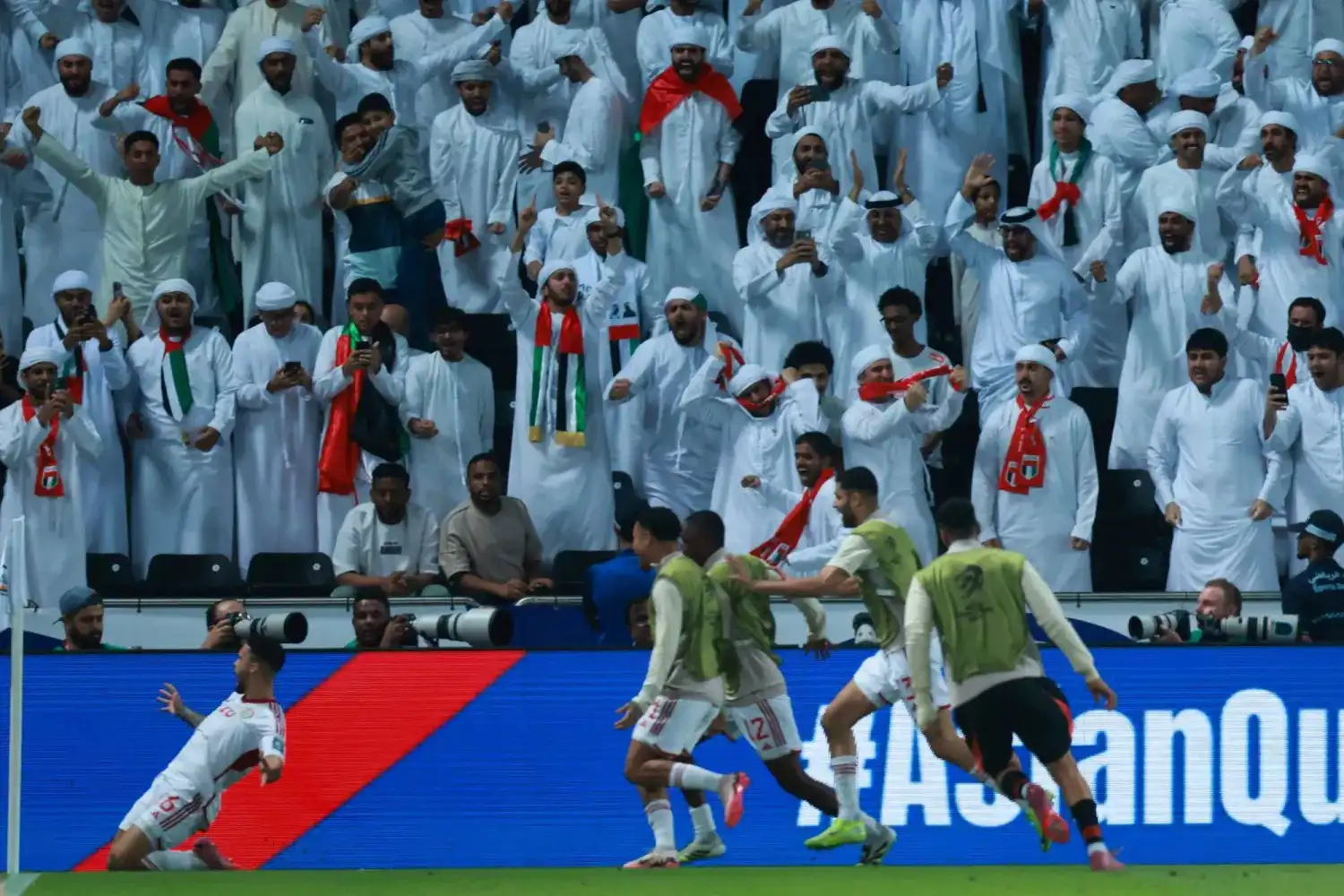 احتفال لاعبي منتخب الإمارات بعد تسجيل الهدف في مرمى منتخب عُمان