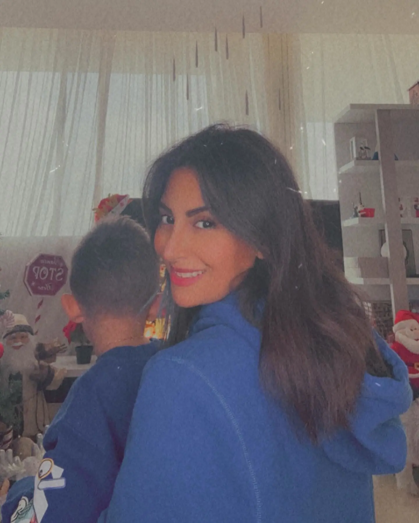 صورة الفنانة رويدا عطية وابنها