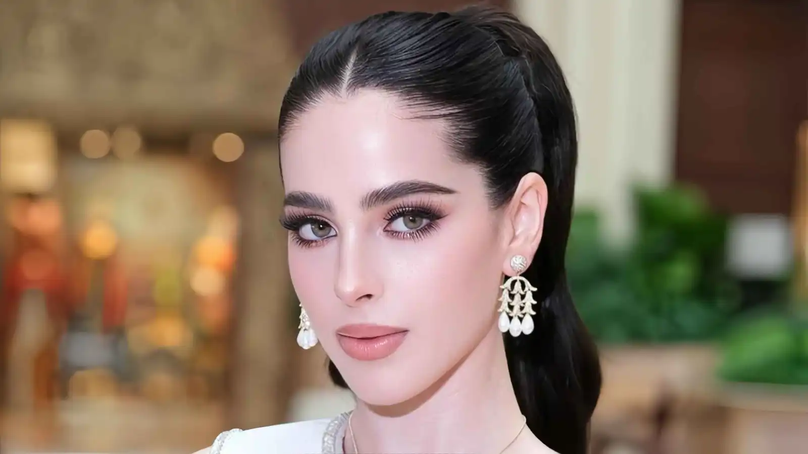 من هي فاطمة بوش الفائزة بلقب ملكة جمال الكون 2025؟