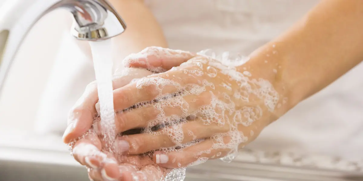 هل تغني المطهرات عن غسل اليدين؟