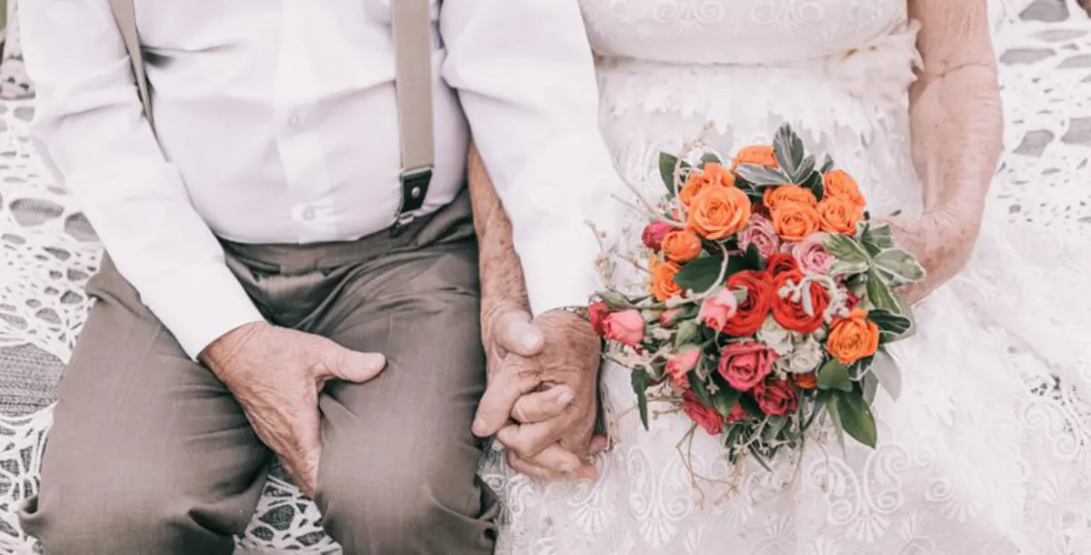 بعد 60 عامًا من الزواج.. مسن يعيد حفل زفافه لسبب غريب!