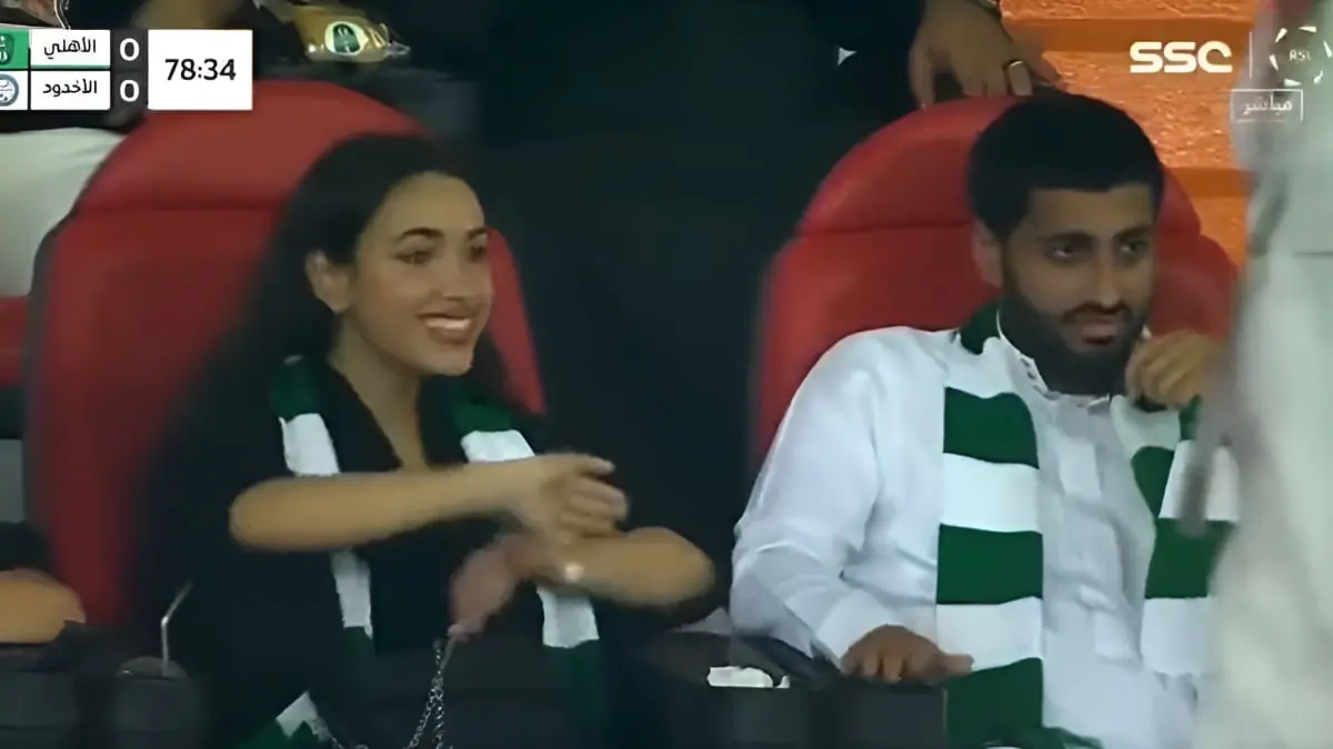 مشجعة سعودية تخطف الأنظار في مباراة الأهلي والأخدود
