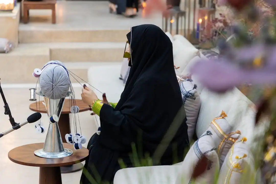 إمارتية تبدع بالمشغولات اليدوية