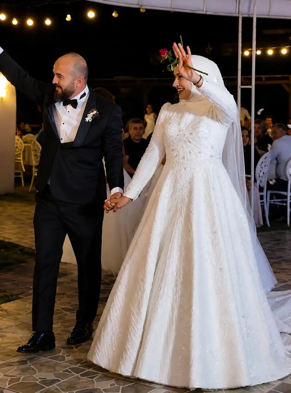 بوراك أوزجيفيت يهنئ شقيقته بزفافها عبر مكالمة فيديو