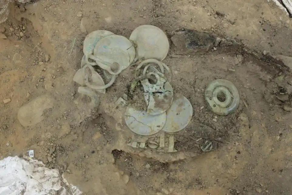 اكتشاف قطع برونزية نادرة بلون فضي يعود لآلاف السنين اكتشاف قطع برونزية نادرة بلون فضي يعود لآلاف السنين