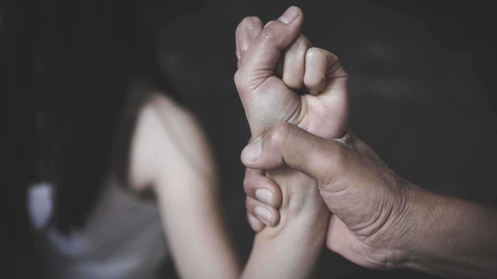 كسر دائرة العنف الأسري يبدأ بخطوة منكِ