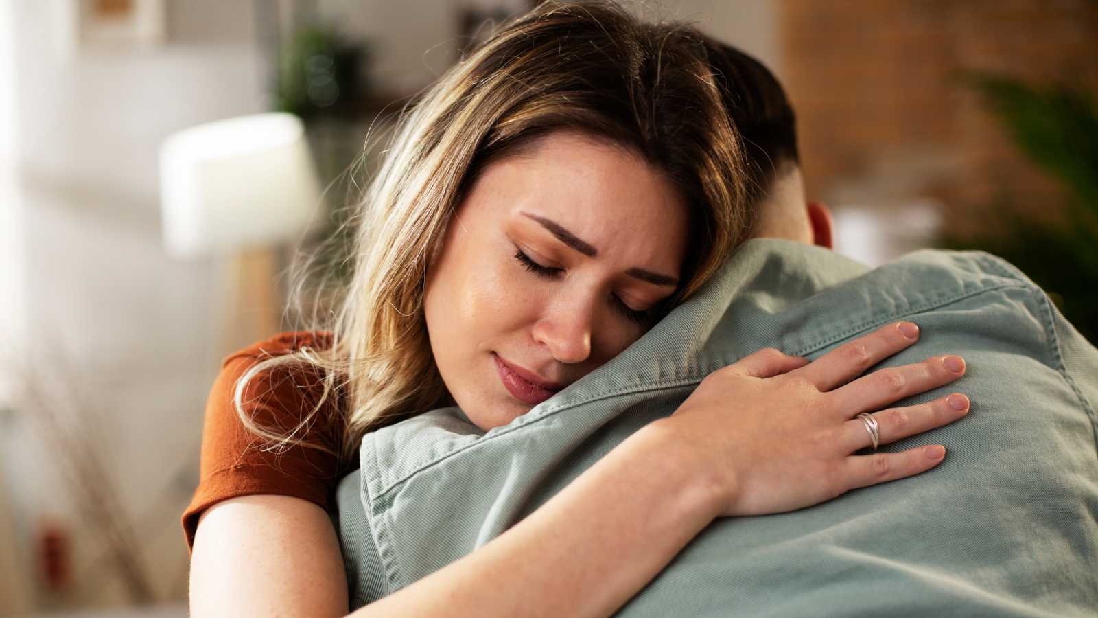 كيف تمنحين شريكك الطمأنينة والثقة