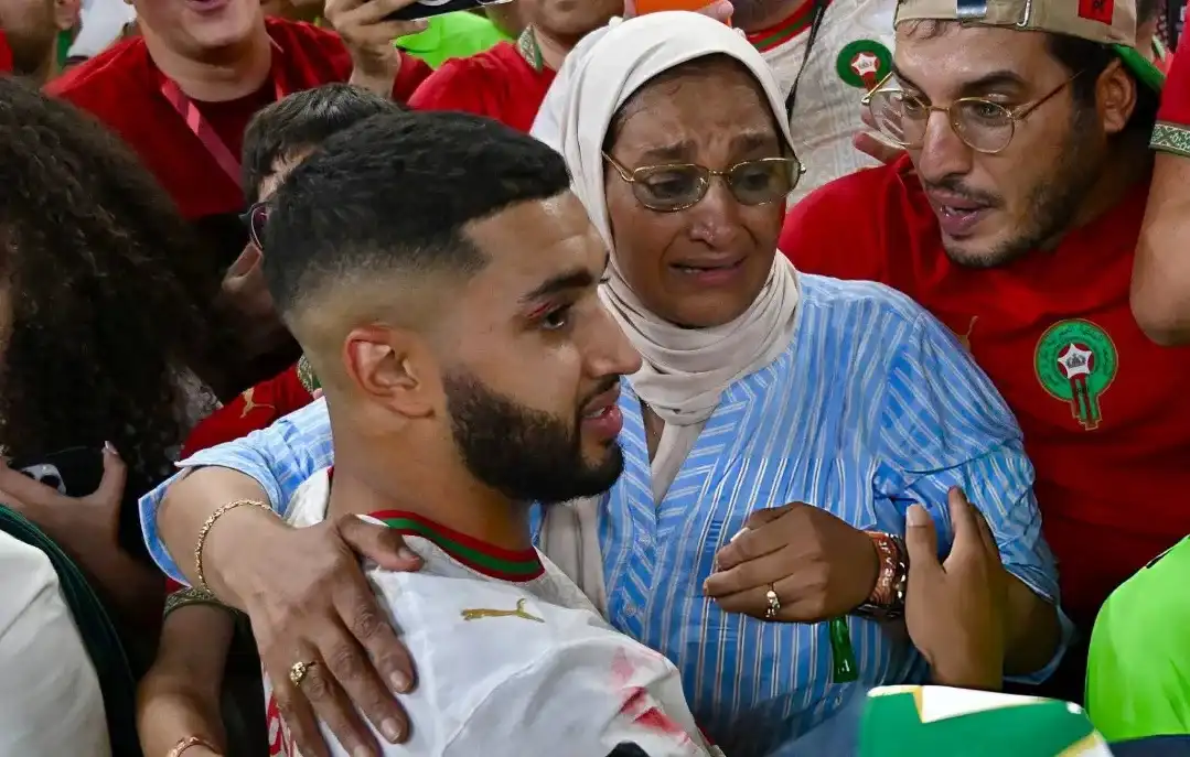 اسماعيل صيباري مع والدته