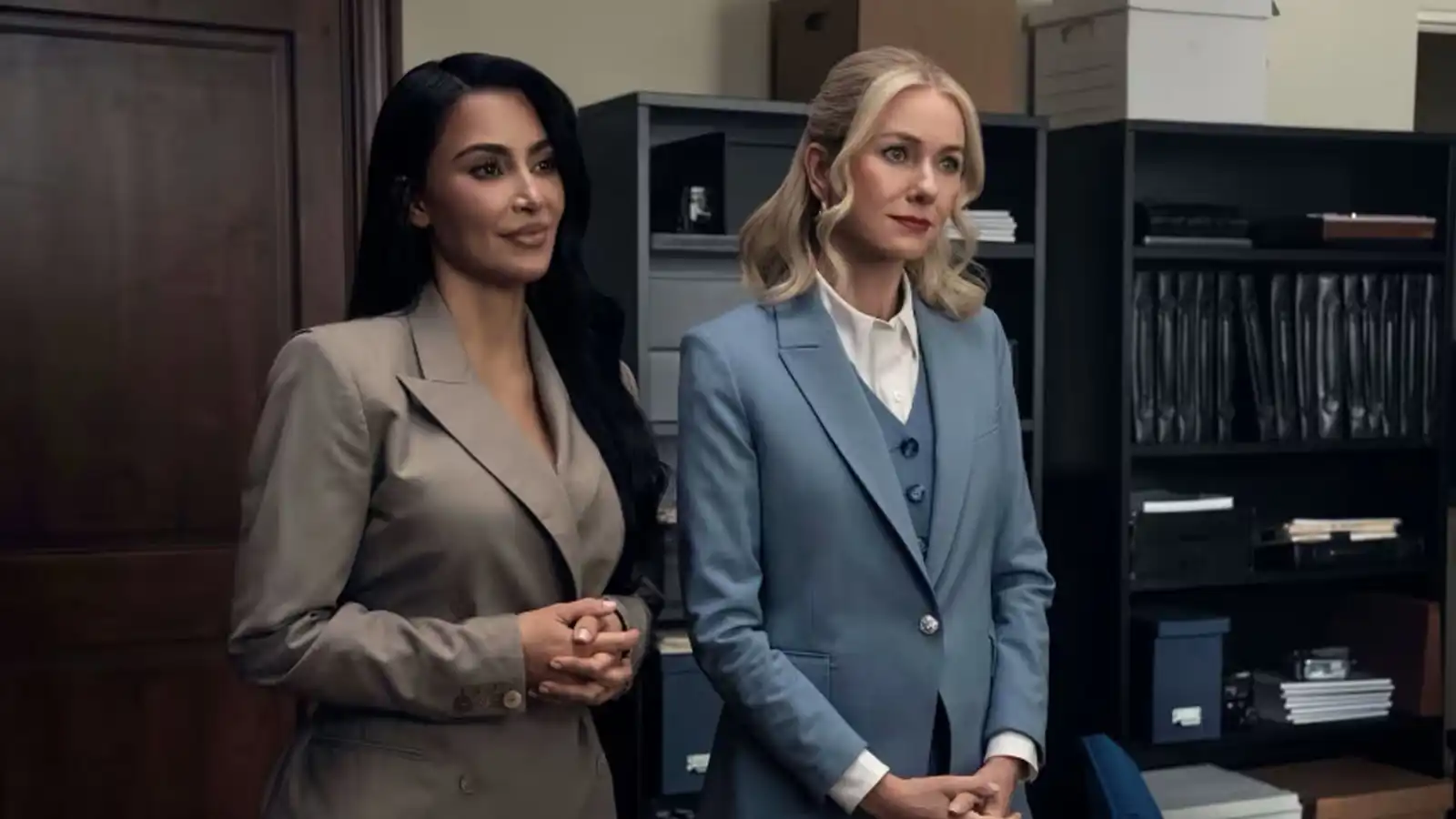 كيم كارداشيان وناعومي واتس في مشهد من مسلسل "All's Fair"