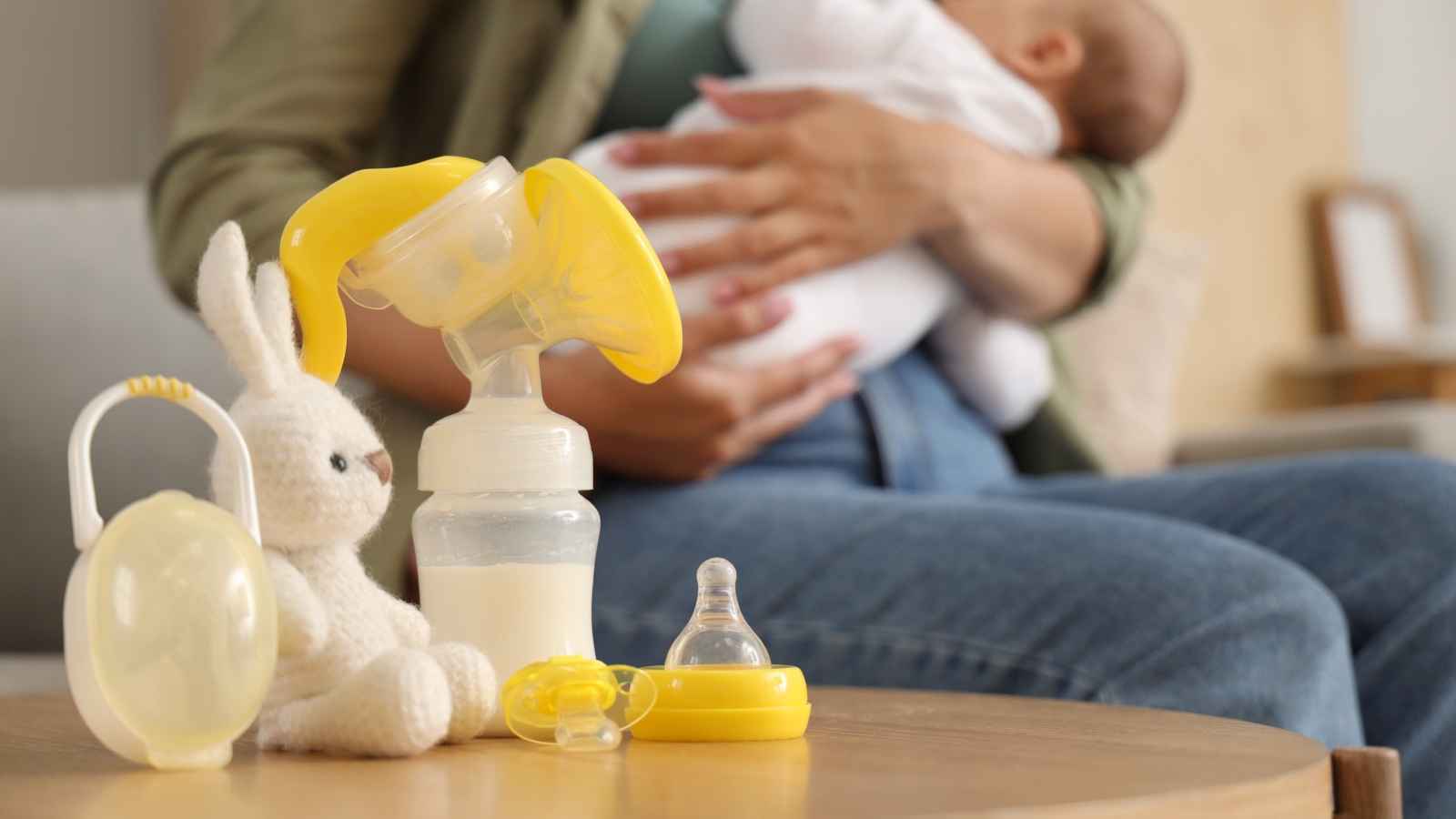 خبراء يحذرون من شرب حليب الأم للبالغين 