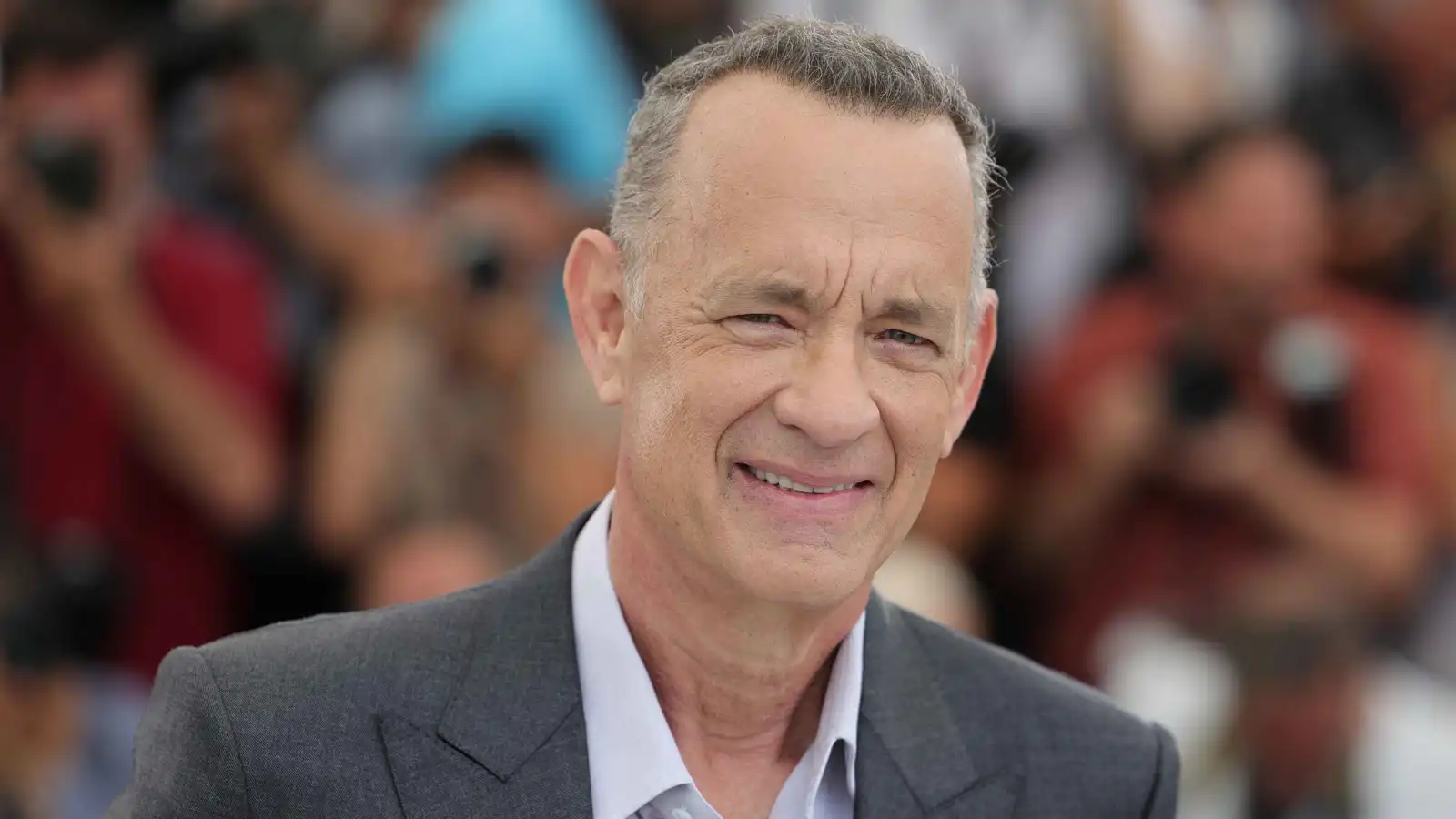 توم هانكس يغني مع ابنه ويستعيد ذكريات Forrest Gump
