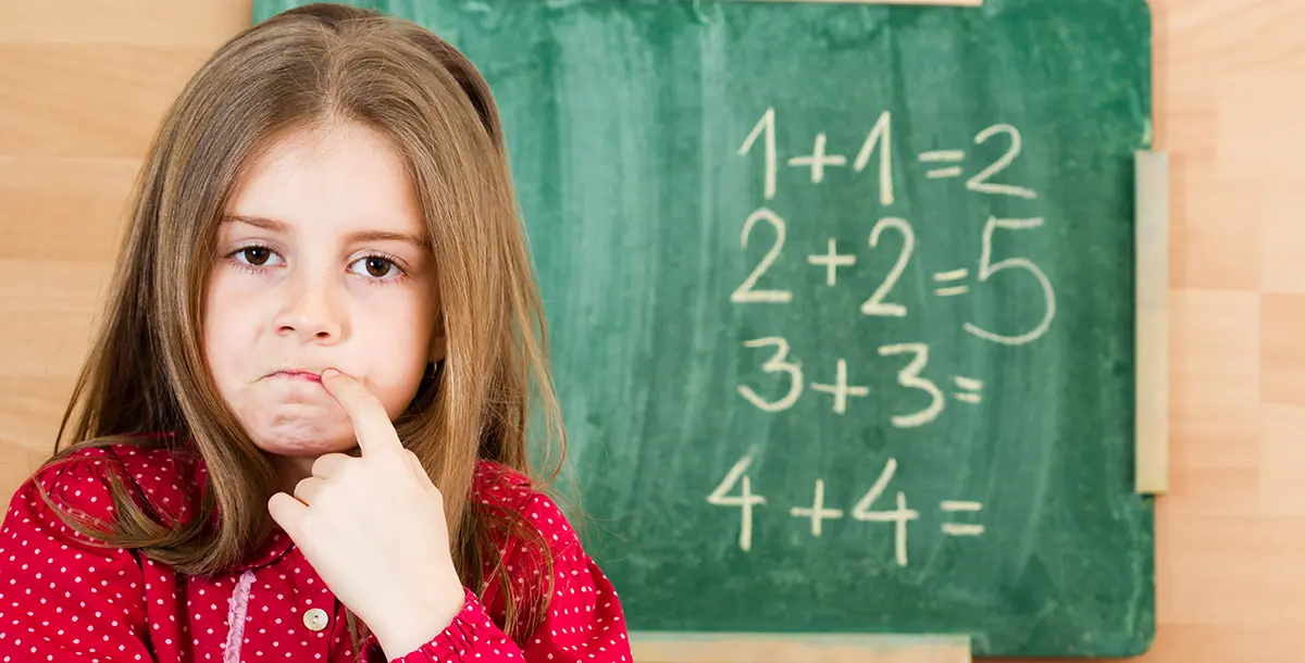 هلت تُشكّل الرياضيات كابوسًا لطفلكِ؟ إذن هو يعاني من هذه الحالة!