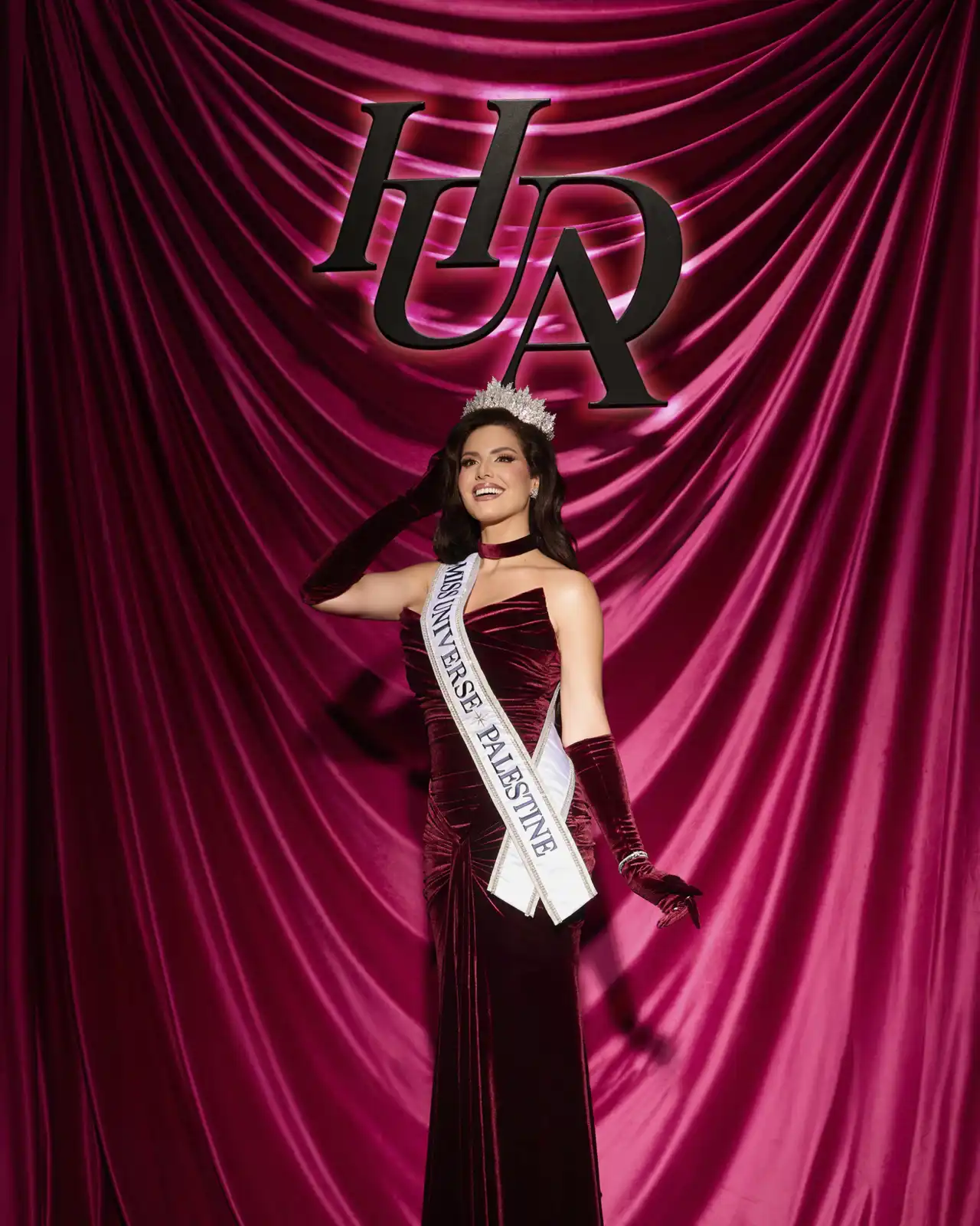 Huda Beauty ترافق ندين أيوب في رحلتها إلى لقب ملكة جمال الكون Huda Beauty ترافق ندين أيوب في رحلتها إلى لقب ملكة جمال الكون