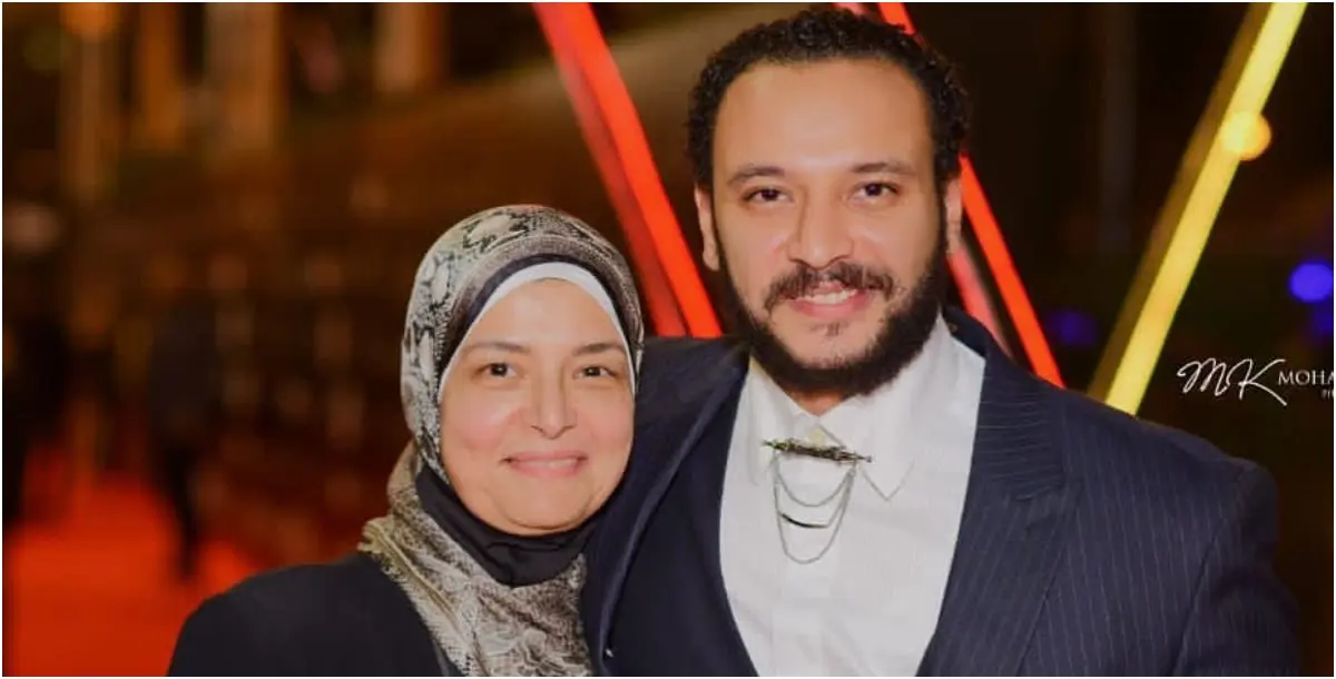 أسرة أحمد خالد صالح وزوجته هنادي مهنا بحالة انهيار في جنازة والدته 