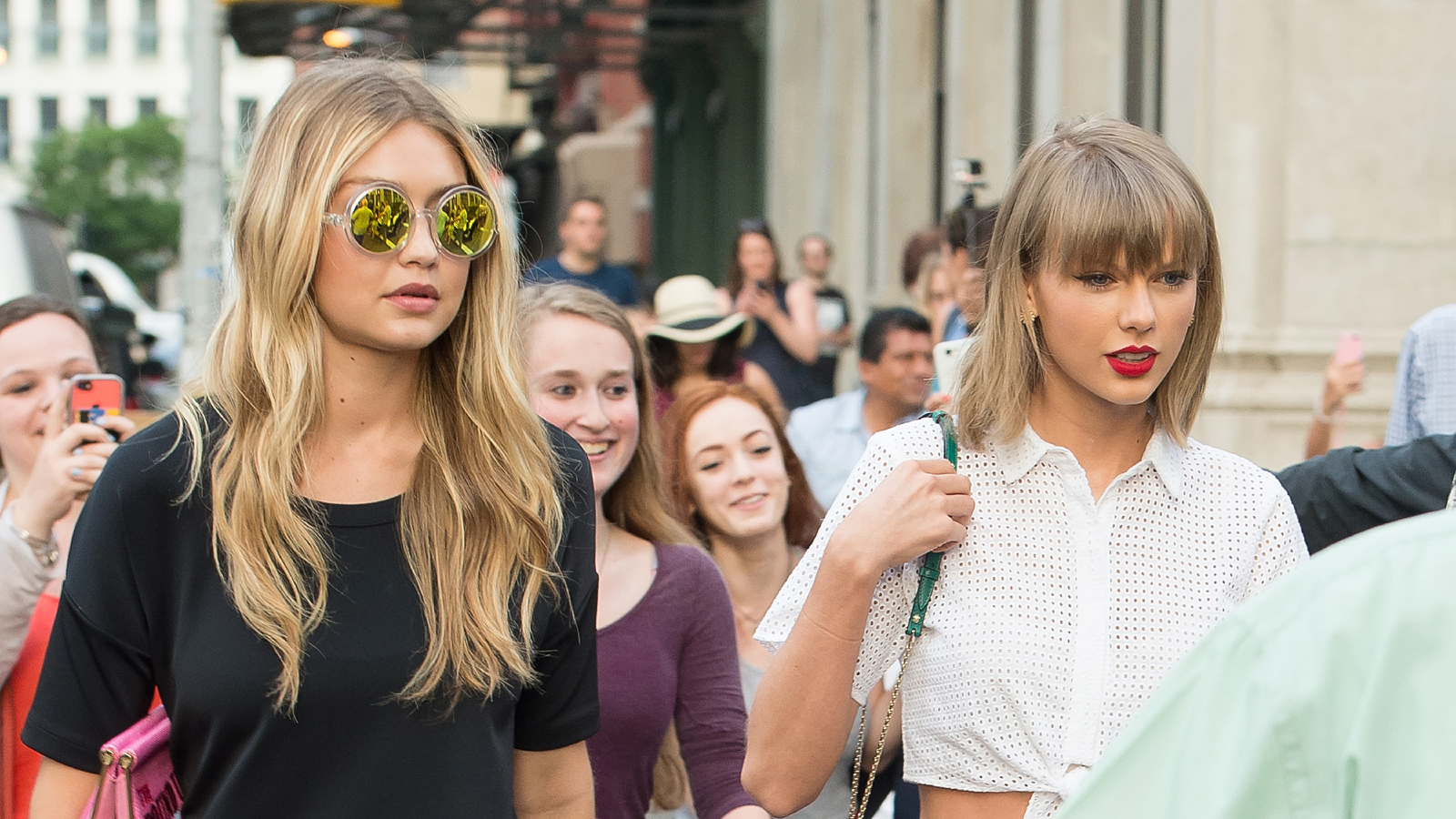 هدية خاصة من جيجي حديد لتايلور سويفت في زفافها 