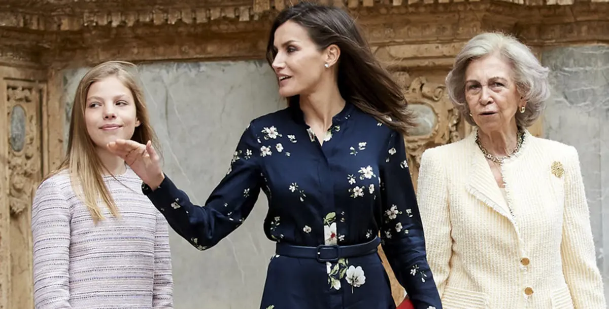 الملكة ليتيزيا تختار فستانًا من علامة أزياء ذات أسعار معقولة في عيد الفصح