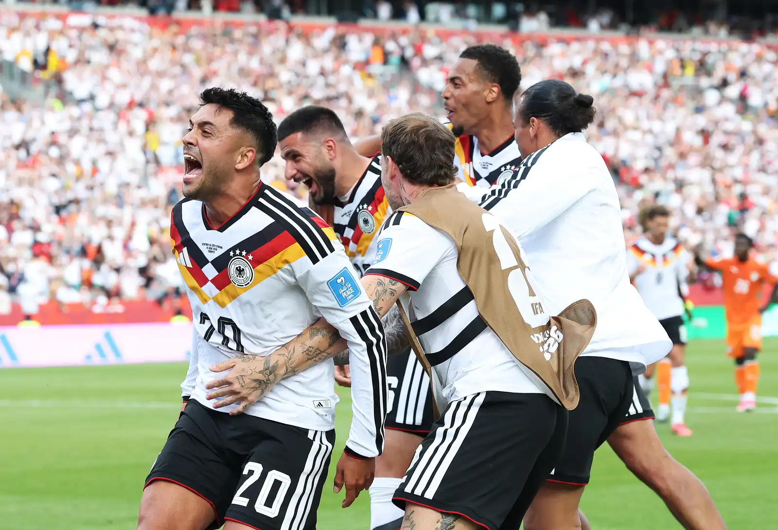 احتفال لاعبي منتخب ألمانيا بعد الفوز على ساحل العاج