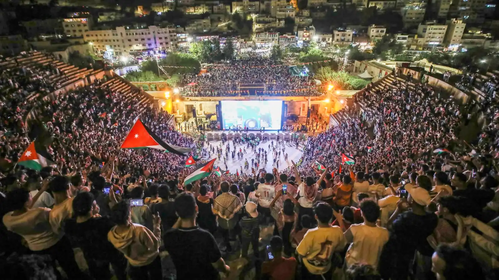 معالم الأردن وساحاته تتحول إلى مدرجات لدعم النشامى