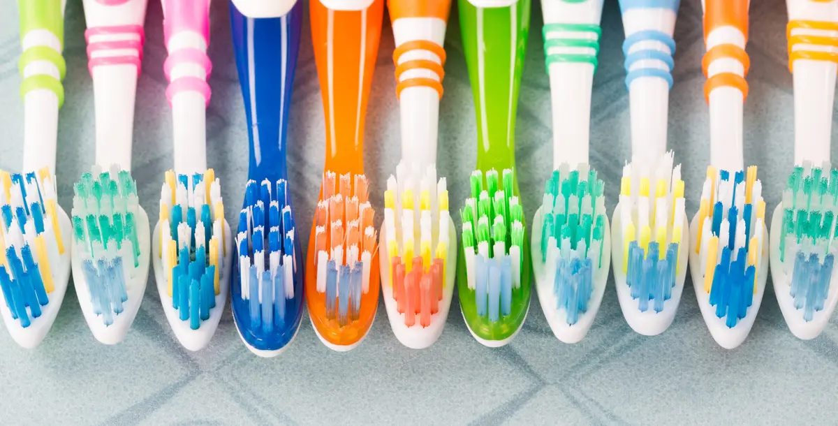 7 أشياء تُنظفها فرشاة أسنانك القديمة.. جربيها