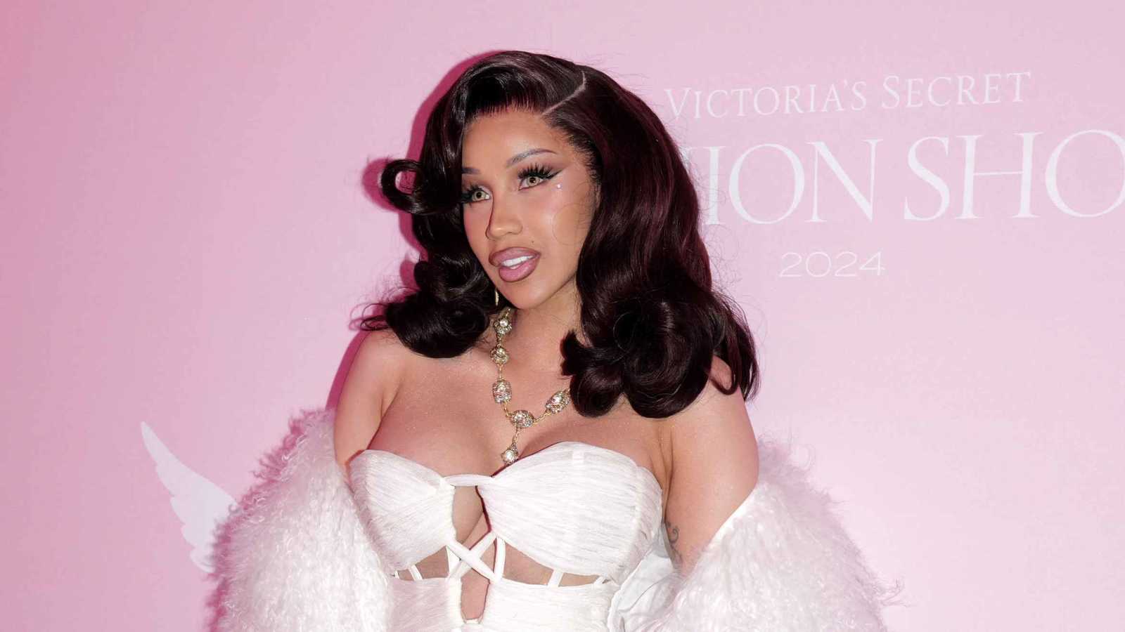 كاردي بي تستعين بـ ميك ميل.. هل تقصّدت استفزاز نيكي ميناج؟ 