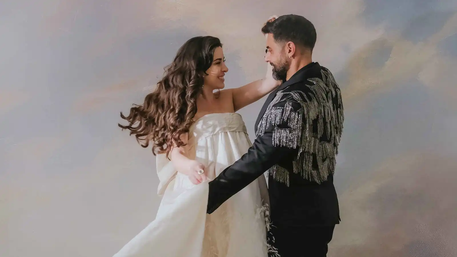 سارة أبي كنعان تكشف جنس مولودها بإطلالة لافتة بـ"الموريكس دور"